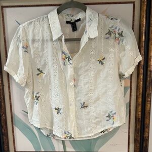 Forever 21 White Floral Button Down Shirt cropped - size small